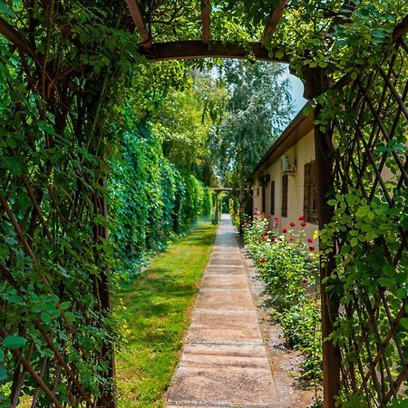 Gоlden Dragon Villa Hotel Biskek Kültér fotó