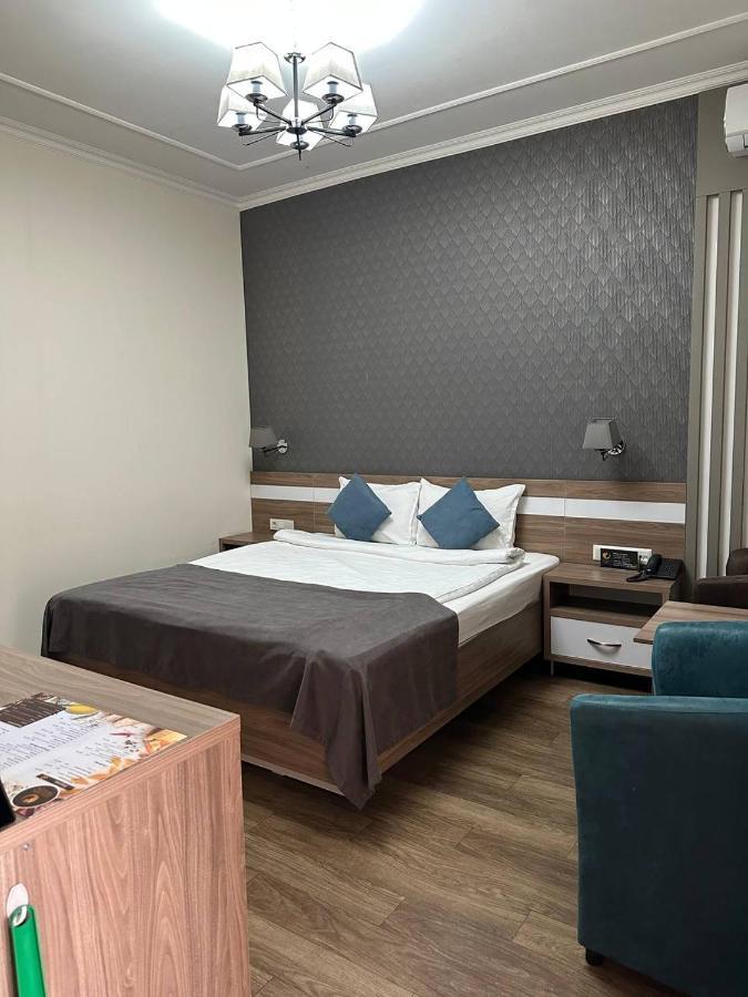 Gоlden Dragon Villa Hotel Biskek Kültér fotó
