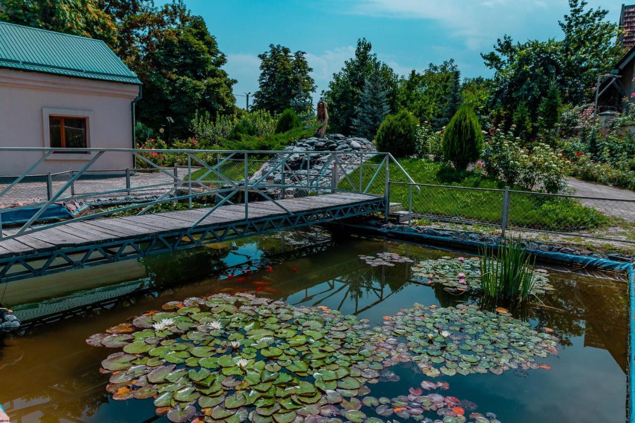 Gоlden Dragon Villa Hotel Biskek Kültér fotó