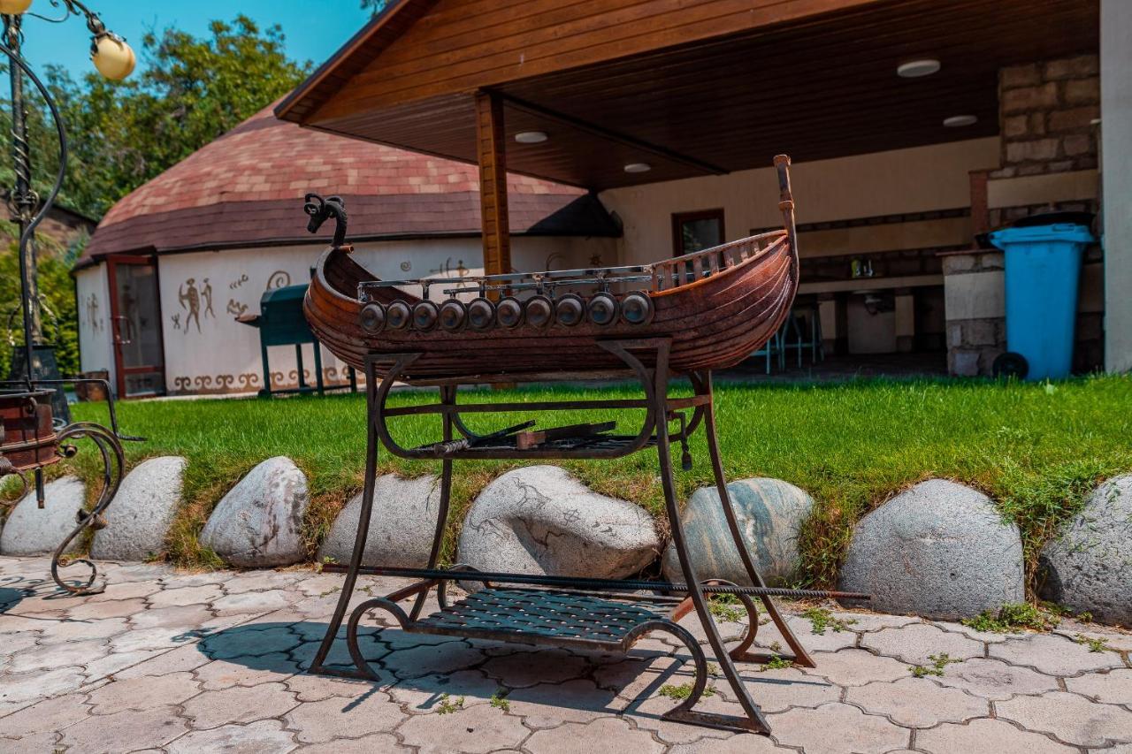 Gоlden Dragon Villa Hotel Biskek Kültér fotó