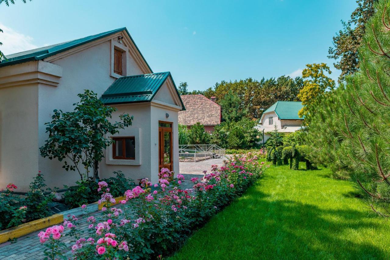 Gоlden Dragon Villa Hotel Biskek Kültér fotó